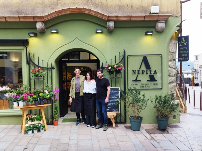 De gauche à droite : Sam Bonhomme, l'employé, Teresa et Guillaume Angeli, les gérants. De gauche à droite : Sam Bonhomme, l'employé, Teresa et Guillaume Angeli, les gérants.