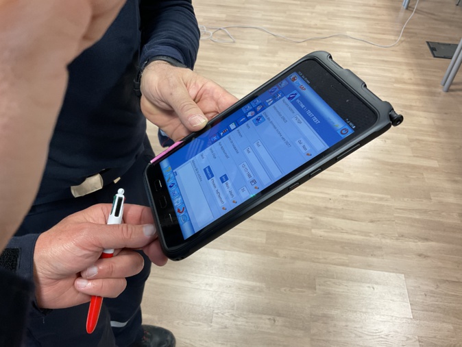 La tablette vient en complément de la valise et permet de réaliser des fiches bilan des victimes.