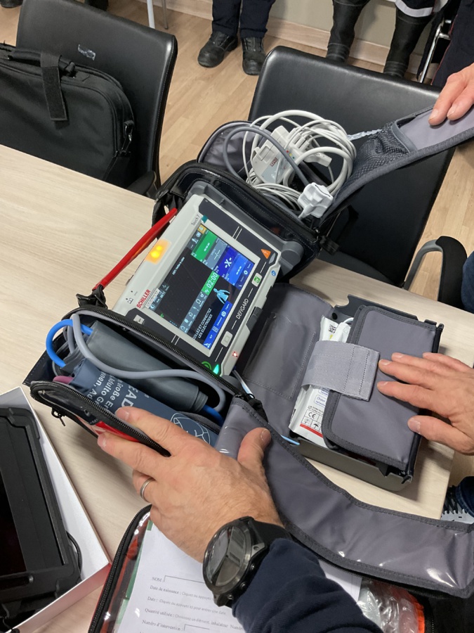 La valise une fois ouverte laisse place à un kit complet pour monitorer les patients.