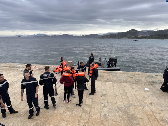 EN IMAGES - À Lisula, la Marine réalise un exercice d'évacuation grandeur nature EN IMAGES - À Lisula, la Marine réalise un exercice d'évacuation grandeur nature