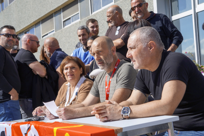 Les représentants de syndicats STC – FO – CGT ont tenu une conférence de presse devant l'hôpital de Bastia © LH