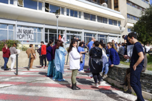 Le personnel s'est rassemblé devant l'entrée de l'hôpital de Falconaja © LH