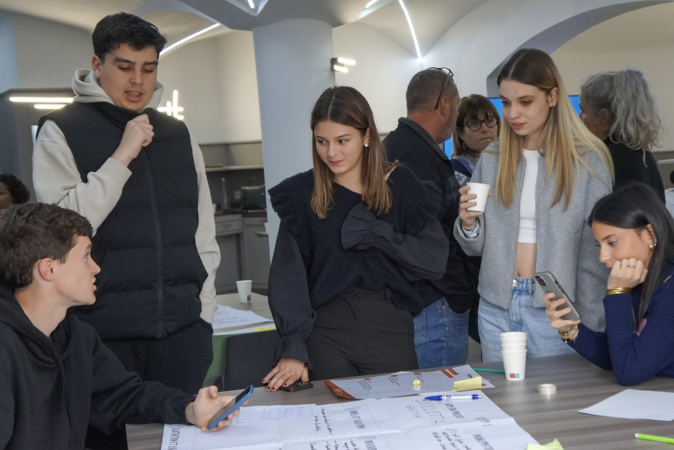 Flora (à droite) et ses camarades ont participé à cette journée d'action à L'Ostella © LH Flora (à droite) et ses camarades ont participé à cette journée d'action à L'Ostella © LH