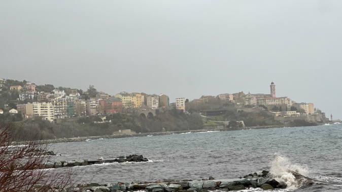 La brume des sables sur Bastia et sa citadelle aussi  @cni