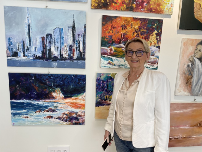 Pierrette Sicurani devant une partie de ses oeuvres. Pierrette Sicurani devant une partie de ses oeuvres.