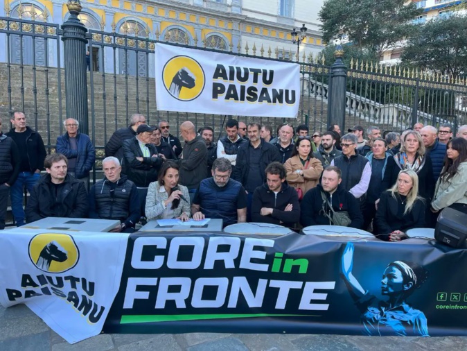 La conférence de presse devant le Palais de Justice de Bastia. Crédit photo Core in Fronte La conférence de presse devant le Palais de Justice de Bastia. Crédit photo Core in Fronte