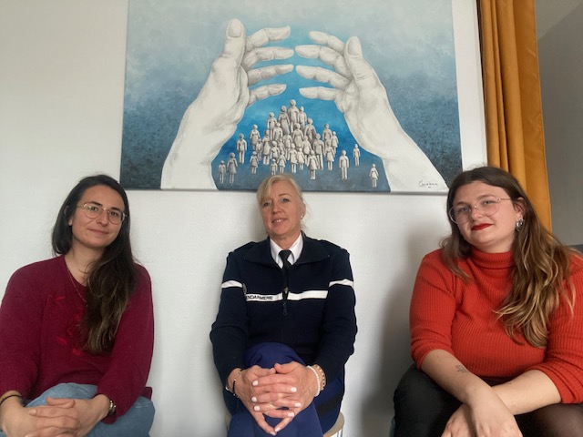 De gauche à droite : Emma Kloster, d'Intim'Agir, l'adjudante-cheffe Cendrine Delattre et Aude Grisoni, animatrice du centre ressource.