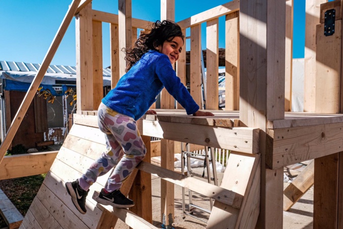 Aire de jeu réalisée par Per à Pace dans les camps de réfugiés Aire de jeu réalisée par Per à Pace dans les camps de réfugiés