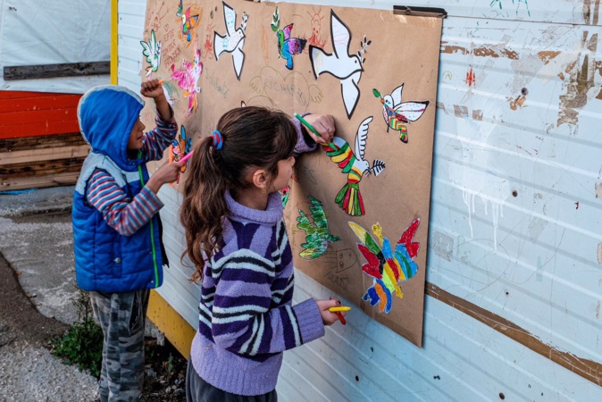 Des enfants dessinent colombe de la Paix dans les camps de réfugiés octobre 2021