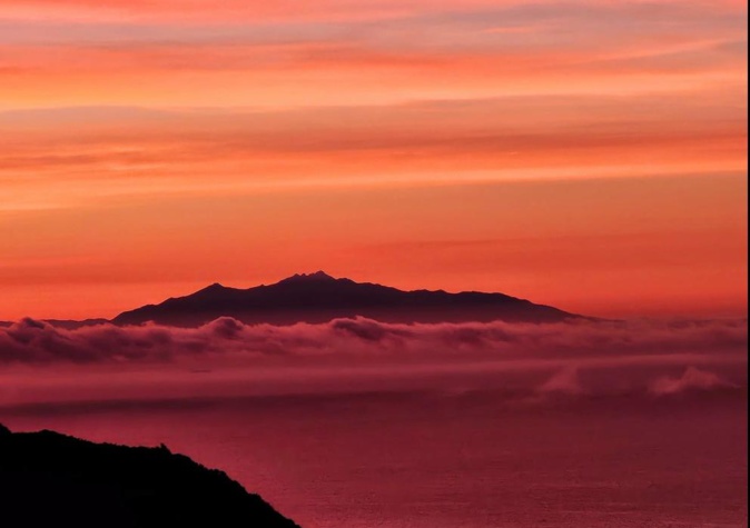 Matin de corail entre le Cap Corse et l'Île d'Elbe (Photo Marité Valery)