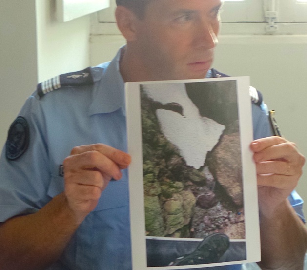 Le colonel Didier Rahmani montre la photographie de l'endroit où été découverte la 5eme victime