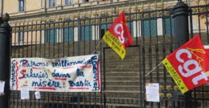 Banderole CGT sur les grilles du Palais de justice de Bastia le temps du procès.