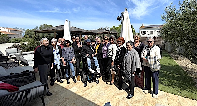 Laurence Tiennot-Herment, présidente de l'AFM-Téléthon, au centre, à la rencontre des malades, des familles de malades et des bénévoles de Haute-Corse.