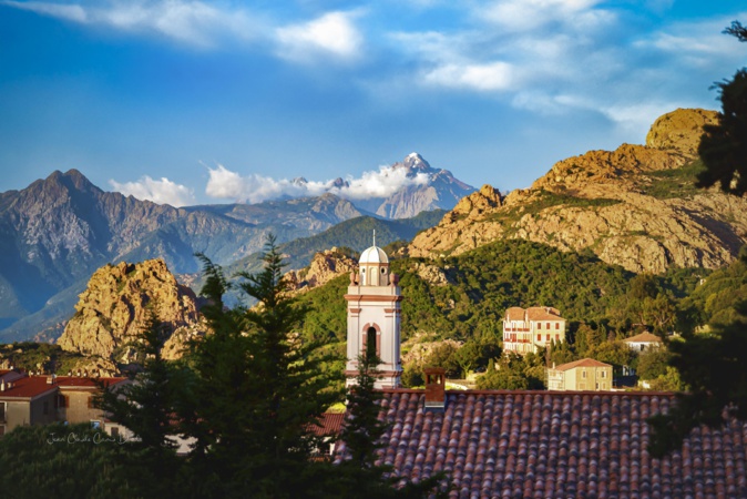 La photo du jour : Piana et son beau clocher La photo du jour : Piana et son beau clocher