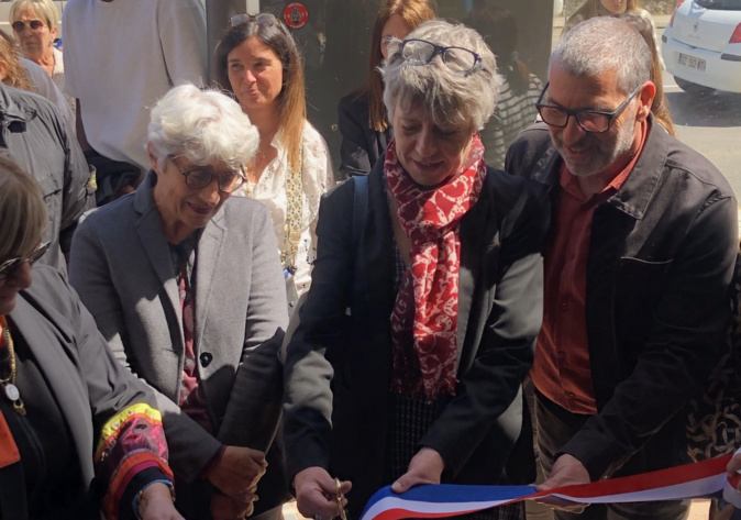 Cette initiative est soutenue financièrement par la CAPA, avec un apport annuel de 268 000 € de l'ARS Corse. Intégrée dans la Stratégie Territoriale de Sécurité et de Prévention de la Délinquance du Pays Ajaccien, la Maison des Adolescents bénéficie d'un agent mis à disposition par la CAPA pour renforcer son équipe opérationnelle. Outre la CAPA, les membres fondateurs de la MDA incluent l'Education Nationale, la Collectivité de Corse, l'Assurance Maladie de Corse du Sud, la MSA, la FALEP, la Mission locale et la Direction Départementale de la Protection Judiciaire de la Jeunesse. Crédit photo ARS de Corse