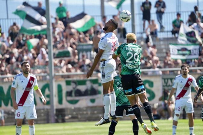 Christopher Ibayi et les Ajacciens ont pris le meilleur face aux Verts (2-0). Christopher Ibayi et les Ajacciens ont pris le meilleur face aux Verts (2-0).