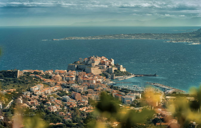 Calvi, sa citadelle, son golfe. Photo Jean-Claude CAMÜ