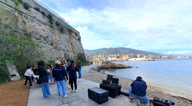 Les élèves de CM1 de l’école Venturi-Gaudin ont investi la petite plage du quai sud sur le vieux port