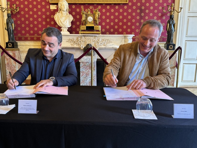 Le maire d'Ajaccio, Stéphane Sbraggia, et le directeur performance 3R de Citeo, Nicolas Furet, ont signé une convention de partenariat pour lutter contre les déchets abandonnés ce 16 avril.
