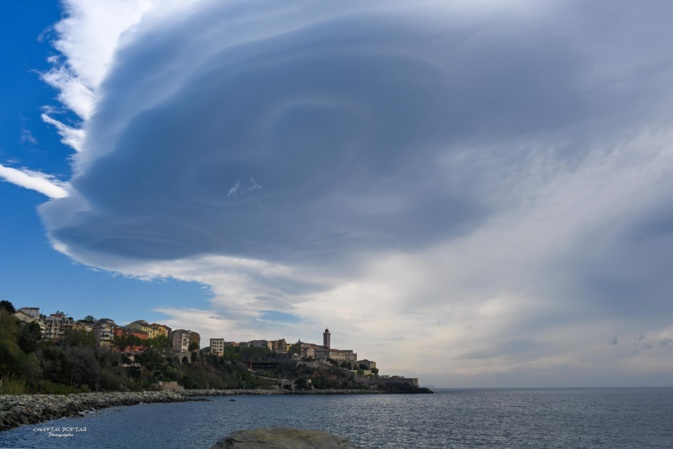 Un impressionnant lenticulaire au-dessus de Bastia (@Chantal Portaz Photographie)