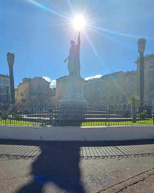 La photo du jour : hommage ensoleillé à la statue de l'Empereur sur la place Saint-Nicolas de Bastia