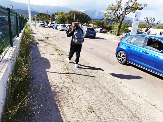 Le long du collège ou du lycée, les trottoirs n'en ont plus que le nom. Le long du collège ou du lycée, les trottoirs n'en ont plus que le nom.