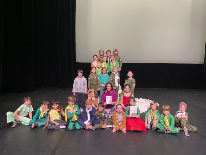 Zouzou entourée de ses petits comédiens de l'école du Centre de Bastia Zouzou entourée de ses petits comédiens de l'école du Centre de Bastia