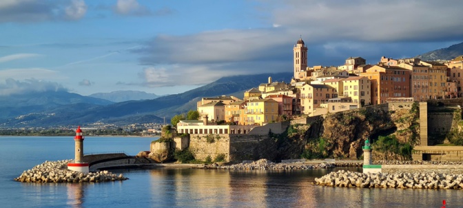 La photo du jour : la citadelle de Bastia, étincelante au lever du soleil...