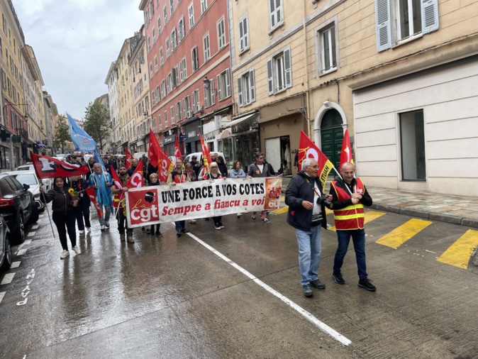 Défilé sous la pluie des syndicats déterminés