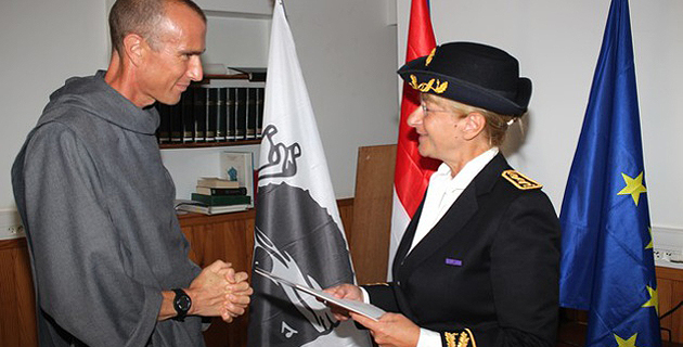 Cérémonie  de remise de décrets de naturalisation française à la sous-préfecture de Calvi