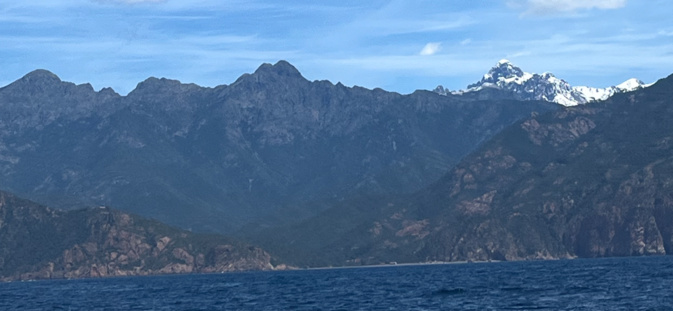 Le Paglia Orba étincelant de neige fraîche, vu de la mer (Marie-Christine Jacquier)