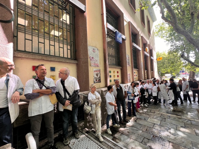33 praticiens du grand Bastia devant La Poste centrale en attende de poster leur lettre de déconventionnement