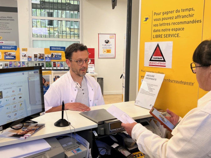 Un médecin bastiaise poste sa lettre Un médecin bastiaise poste sa lettre
