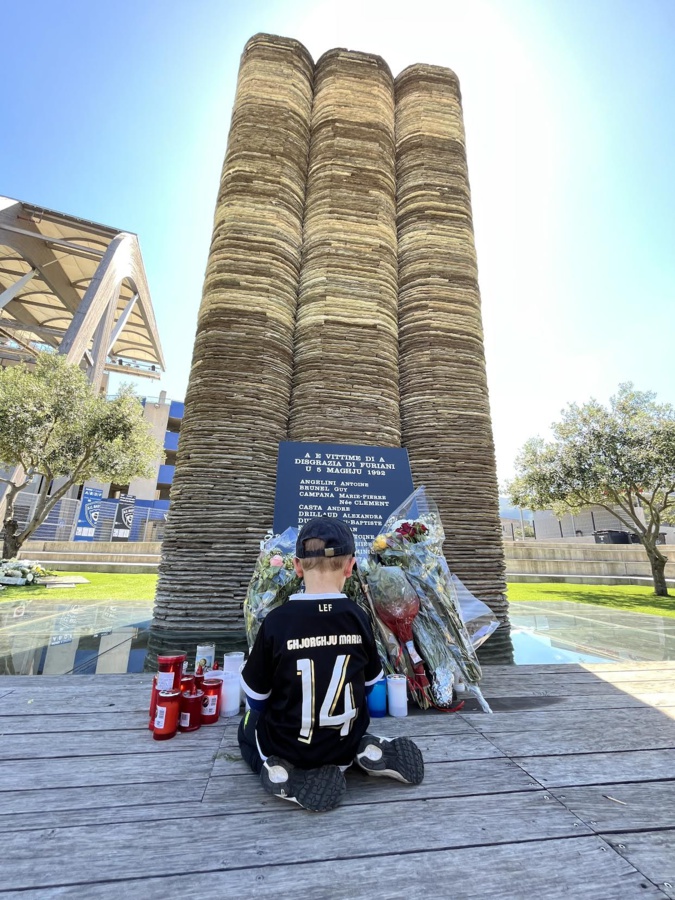 Ghjorghju-Maria au pied de la stèle : les plus jeunes aussi ont prié pour ceux qui ne sont plus. (@cni)
