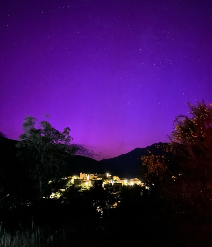 EN IMAGES. De fascinantes aurores boréales observées dans le ciel corse après une tempête solaire EN IMAGES. De fascinantes aurores boréales observées dans le ciel corse après une tempête solaire