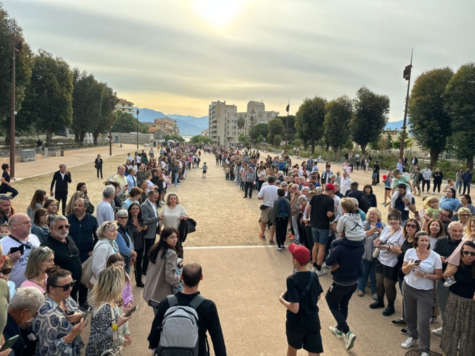 La flamme olympique est arrivée à Ajaccio, le relais collectif s'est élancé La flamme olympique est arrivée à Ajaccio, le relais collectif s'est élancé