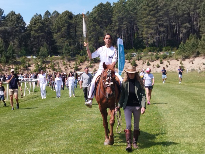 L'apneiste Anne-Sophie Passalboni termine le relais à cheval L'apneiste Anne-Sophie Passalboni termine le relais à cheval