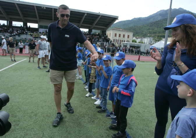 Une journée historique au stade Santos Manfredi de Corte : 400 élèves ont célébré le passage de la flamme olympique en Corse Une journée historique au stade Santos Manfredi de Corte : 400 élèves ont célébré le passage de la flamme olympique en Corse