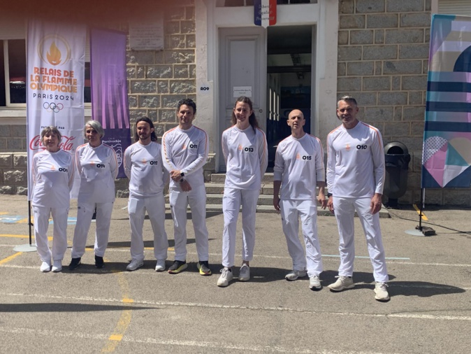 Les porteurs porto-vecchiais :  Marie-Virginie Gazano, Christophe Santini, Stéphane Paganelli, Olivier Oggiano, Victoria Binet, Nicole Filippi et Micheli Leccia (Photo GAP)