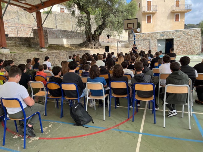 Jean-François Bernardini explique la non-violence aux collégiens des Moltifao Jean-François Bernardini explique la non-violence aux collégiens des Moltifao