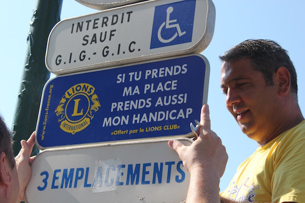 Ajaccio : Des panonceaux pour un meilleur respect des places handicapées