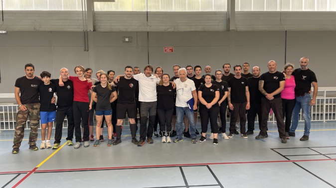 Les stagiaires autour de Robert Paturel (en blanc à droite)