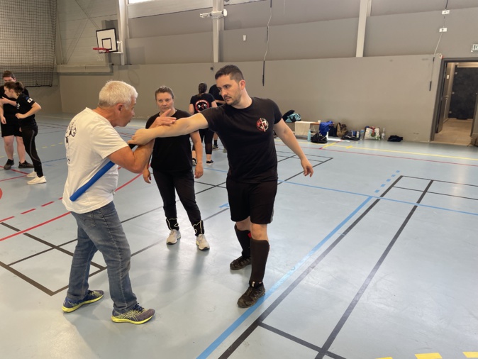 Défense urbaine et Tonfa au programme du stage. Défense urbaine et Tonfa au programme du stage.