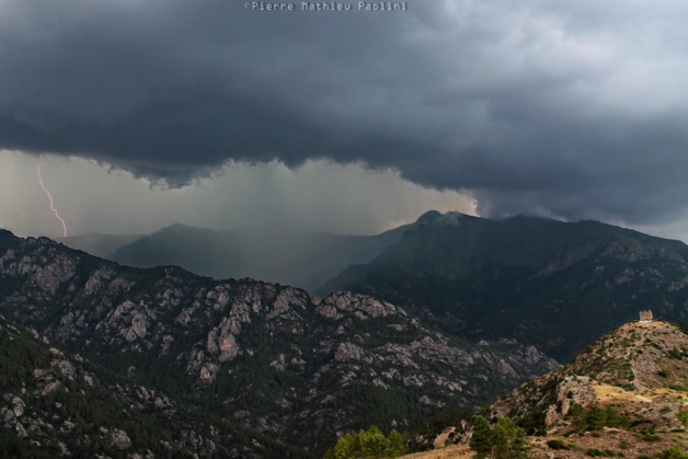 L'orage au-dessus de Vivario (Photo Pïerre-Mathieu Paolini) L'orage au-dessus de Vivario (Photo Pïerre-Mathieu Paolini)