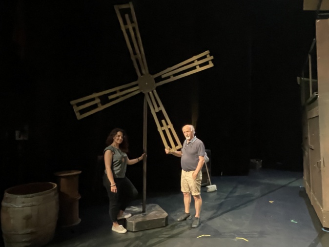 La scénographie Alice Delorenzi et le comédien/metteur en scène JP Lanfranchi devant le fameux moulin de Cervantes....