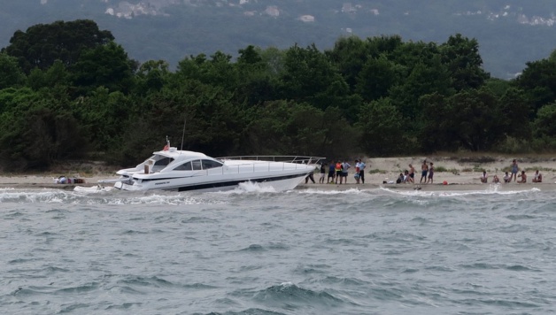 Une vedette s'échoue sur la plage de Sorbo-Ocagnano Une vedette s'échoue sur la plage de Sorbo-Ocagnano