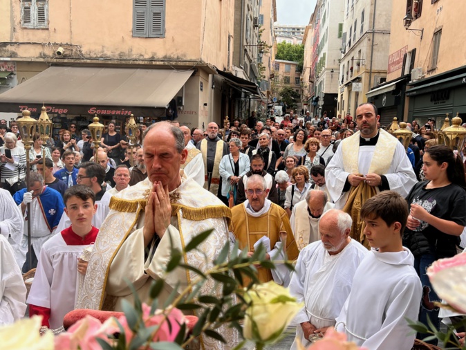 EN IMAGES - Bastia retrouve la Fête-Dieu, une tradition oubliée depuis 70 ans EN IMAGES - Bastia retrouve la Fête-Dieu, une tradition oubliée depuis 70 ans