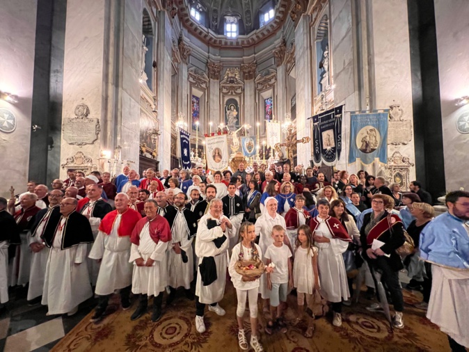EN IMAGES - Bastia retrouve la Fête-Dieu, une tradition oubliée depuis 70 ans EN IMAGES - Bastia retrouve la Fête-Dieu, une tradition oubliée depuis 70 ans