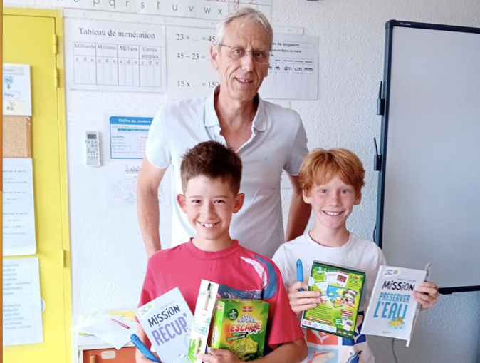 Le deux élèves de CM2 de l'ecole T Massoni à Biguglia avec leur enseignant. Document CNI Le deux élèves de CM2 de l'ecole T Massoni à Biguglia avec leur enseignant. Document CNI