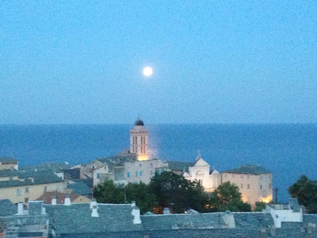 Par un soir de "lune bleue" dans le ciel de Corse Par un soir de "lune bleue" dans le ciel de Corse